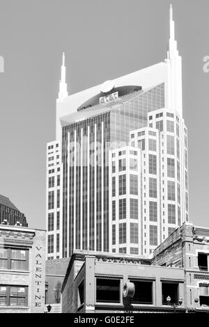 Vieux bâtiments en briques historique au centre-ville de Nashville, TN sont submergés par la ville moderne et 'Batman' ionique Banque D'Images