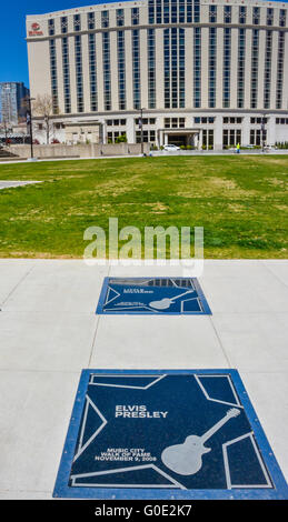 Le centre-ville de Hilton Hotel est situé sur la pelouse du trottoir de la Music City Walk of Fame Park à Nashville,TN Banque D'Images