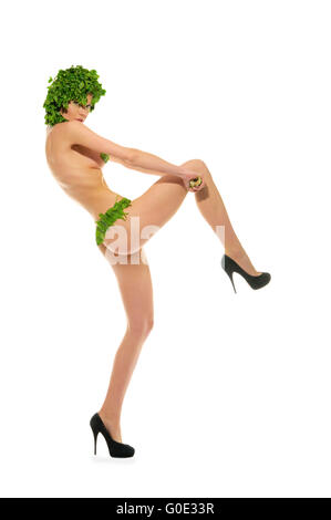 Femme dansant avec des vêtements fait ​​Of légumes Banque D'Images
