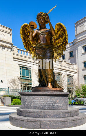 L'Ange d'enregistrement Statut en bronze poli magnifique à l'entrée du Schermerhorn Symphony Center Nashville TN Banque D'Images