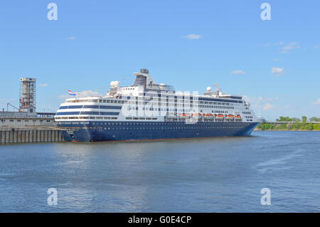 Montréal, Canada - 30 septembre 2015 : le navire de croisière de Rotterdam Maasdam amarrés dans le port de Montréal. Banque D'Images