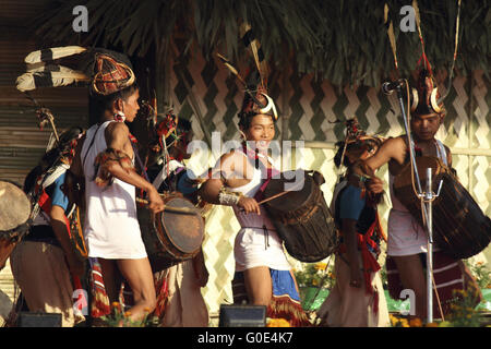 Sous-tribu de Tangsa Tutsa tribu Performing Traditional Dance Banque D'Images