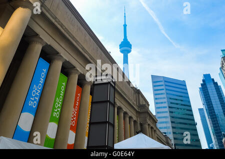 Toronto, Canada - 30 juillet 2015 : l'extérieur de la gare Union de Toronto au cours de la journée. La tour du CN peut être vu à l'extérieur de la Banque D'Images