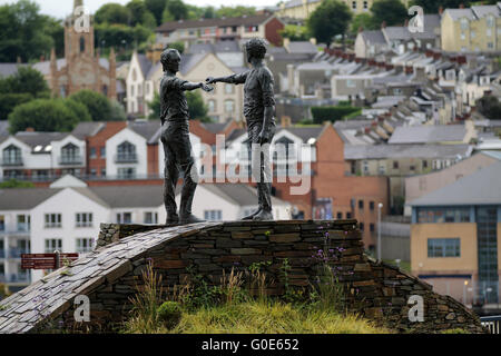 Les mains de l'autre côté de la statue de la paix diviser, Londonderry Banque D'Images