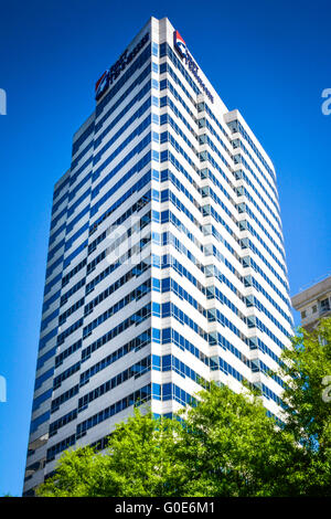 Vue du Memorial plaza parmi les arbres verts de la construction de gratte-ciel, la First Tennessee Bank à Nashville, TN Banque D'Images