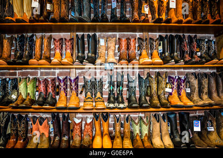 Le magasin a Nashville Cowboy boot rangées de bottes de cowboy unique à vendre dans le quartier des divertissements du centre-ville de Nashville TN Banque D'Images