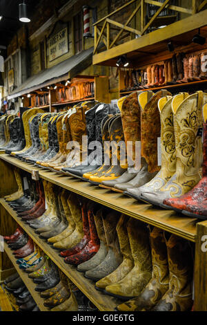 Le magasin a Nashville Cowboy boot rangées de bottes de cowboy unique à vendre dans le quartier des divertissements du centre-ville de Nashville TN Banque D'Images