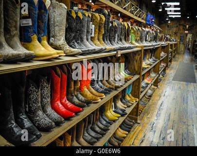 Le magasin a Nashville Cowboy boot rangées de bottes de cowboy unique à vendre dans le quartier des divertissements du centre-ville de Nashville TN Banque D'Images