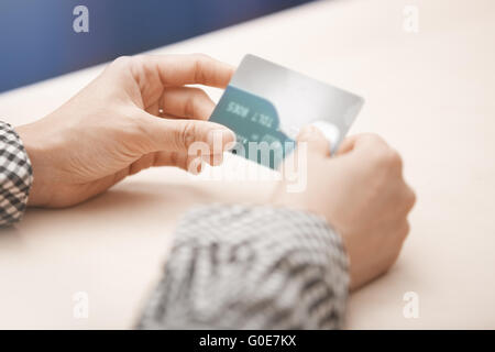 Femme avec des cartes de crédit Banque D'Images