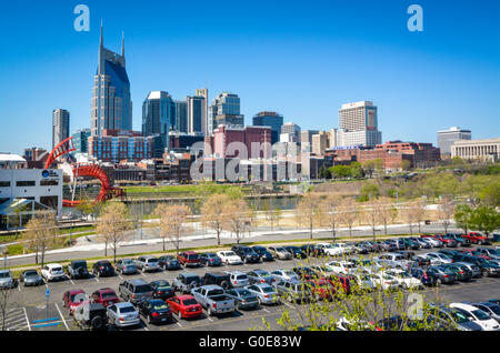 Vue du parking desservant le centre-ville de Nashville et à l'équipe de NFL Titans' Nissan stadium sur le bord de la rivière dans la ville de la musique aux USA, TN Banque D'Images