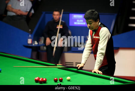 Sheffield. Apr 30, 2016. Ding Junhui de Chine réagit au cours de la demi-finale contre Alan McManus d'Écosse à la World Snooker Championship 2016 au théâtre Crucible à Sheffield, en Angleterre, le 30 avril 2016. Ding est devenu le premier finaliste chinois dans l'histoire du Championnat du monde après avoir battu Alan McManus 17-11. © Han Yan/Xinhua/Alamy Live News Banque D'Images