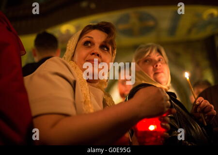 Moscou, Russie. Apr 30, 2016. Les gens partagent l'incendie lors de Pâques messe de Pâques à Moscou, Russie, le 30 avril 2016. Les chrétiens dans le monde mark Pâques, une fête chrétienne célébrant la résurrection de Jésus-Christ, le troisième jour de sa crucifixion. © Evgeny Sinitsyn/Xinhua/Alamy Live News Banque D'Images