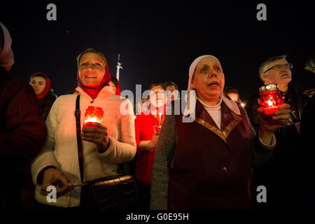 Moscou, Russie. Apr 30, 2016. Les femmes assistent à la messe de Pâques Pâques avec le feu dans les mains de Moscou, Russie, le 30 avril 2016. Les chrétiens dans le monde mark Pâques, une fête chrétienne célébrant la résurrection de Jésus-Christ, le troisième jour de sa crucifixion. © Evgeny Sinitsyn/Xinhua/Alamy Live News Banque D'Images