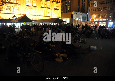 Montréal Qc , avril 29,2016 personnes participent à une nuit Debout' (toute la nuit) jusqu'à la Place de rassemblement Square Phillips à Montréal , avril 29,2016. Credit : imagespic/Alamy Live News Banque D'Images