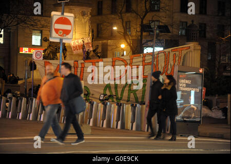 Montréal Qc , avril 29,2016 personnes participent à une nuit Debout' (toute la nuit) jusqu'à la Place de rassemblement Square Phillips à Montréal , avril 29,2016. Credit : imagespic/Alamy Live News Banque D'Images