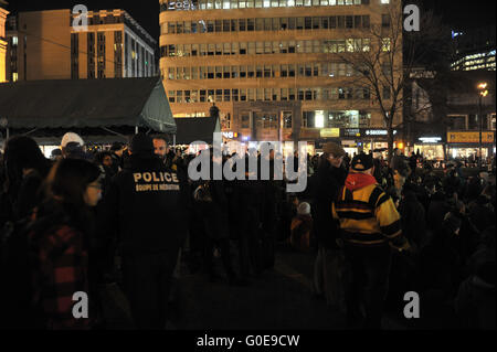 Montréal Qc , avril 29,2016 personnes participent à une nuit Debout' (toute la nuit) jusqu'à la Place de rassemblement Square Phillips à Montréal , avril 29,2016. Credit : imagespic/Alamy Live News Banque D'Images