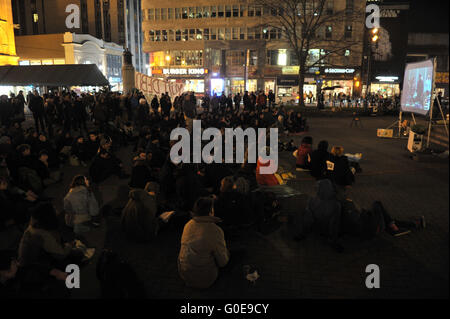 Montréal Qc , avril 29,2016 personnes participent à une nuit Debout' (toute la nuit) jusqu'à la Place de rassemblement Square Phillips à Montréal , avril 29,2016. Credit : imagespic/Alamy Live News Banque D'Images