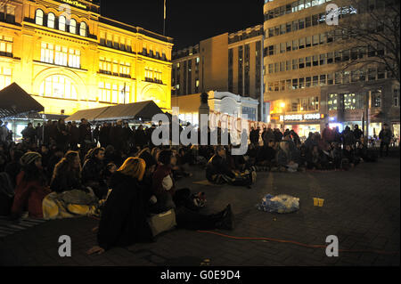 Montréal Qc , avril 29,2016 personnes participent à une nuit Debout' (toute la nuit) jusqu'à la Place de rassemblement Square Phillips à Montréal , avril 29,2016. Credit : imagespic/Alamy Live News Banque D'Images