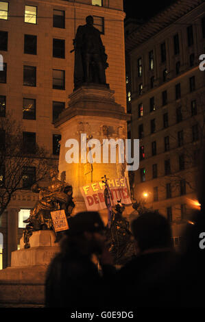 Montréal Qc , avril 29,2016 personnes participent à une nuit Debout' (toute la nuit) jusqu'à la Place de rassemblement Square Phillips à Montréal , avril 29,2016. Credit : imagespic/Alamy Live News Banque D'Images