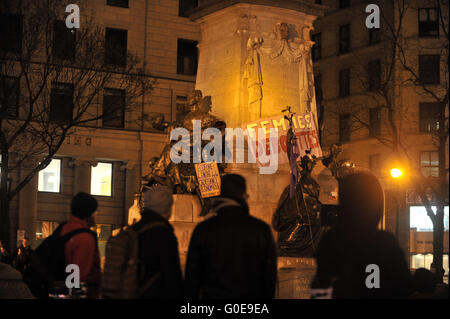 Montréal Qc , avril 29,2016 personnes participent à une nuit Debout' (toute la nuit) jusqu'à la Place de rassemblement Square Phillips à Montréal , avril 29,2016. Credit : imagespic/Alamy Live News Banque D'Images