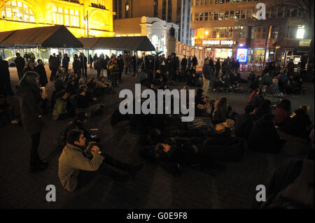 Montréal Qc , avril 29,2016 personnes participent à une nuit Debout' (toute la nuit) jusqu'à la Place de rassemblement Square Phillips à Montréal , avril 29,2016. Credit : imagespic/Alamy Live News Banque D'Images