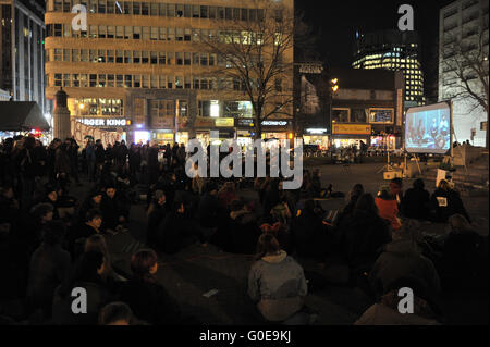 Montréal, Canada. 30 avril, 2016. Les gens se rassemblent sur le Square Phillips au centre-ville de Montréal, Canada, à manifester notre solidarité avec le mouvement social français nuit debout le vendredi soir, 29 avril, 2016. Nuit debout est une révolution sociale qui a commencé à Paris après le gouvernement français a annoncé qu'une réforme du droit du travail qui ferait augmenter le nombre d'heures de la semaine de travail et prestations sociales. Credit : imagespic/Alamy Live News Banque D'Images