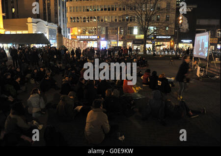 Montréal, Canada. 30 avril, 2016. Les gens se rassemblent sur le Square Phillips au centre-ville de Montréal, Canada, à manifester notre solidarité avec le mouvement social français nuit debout le vendredi soir, 29 avril, 2016. Nuit debout est une révolution sociale qui a commencé à Paris après le gouvernement français a annoncé qu'une réforme du droit du travail qui ferait augmenter le nombre d'heures de la semaine de travail et prestations sociales. Credit : imagespic/Alamy Live News Banque D'Images