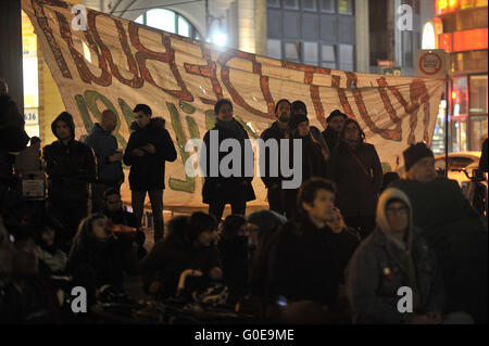 Montréal, Canada. 30 avril, 2016. Les gens se rassemblent sur le Square Phillips au centre-ville de Montréal, Canada, à manifester notre solidarité avec le mouvement social français nuit debout le vendredi soir, 29 avril, 2016. Nuit debout est une révolution sociale qui a commencé à Paris après le gouvernement français a annoncé qu'une réforme du droit du travail qui ferait augmenter le nombre d'heures de la semaine de travail et prestations sociales. Credit : imagespic/Alamy Live News Banque D'Images