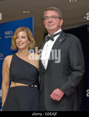 Washington, District de Columbia, Etats-Unis. Apr 30, 2016. Secrétaire à la défense des États-Unis Ashton Carter et son épouse, Stephanie arrivent pour la Maison Blanche 2016 Dîner annuel de l'Association des correspondants à l'hôtel Hilton de Washington le Samedi, Avril 30, 2016.Credit : Ron Sachs/CNP. © Ron Sachs/CNP/ZUMA/Alamy Fil Live News Banque D'Images