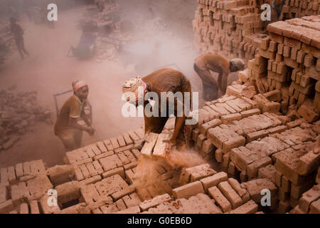 Dhaka, Bangladesh. 1er mai 2016. Aujourd'hui est la Journée internationale du Travail, mais les travailleurs sont toujours travailler dans un local brickfield. Aucun des travailleurs ici savoir sur jour de mai. Ils savent seulement qu'ils doivent travailler dur pour gagner leur vie. © Mohammad Ponir Hossain/ZUMA/Alamy Fil Live News Banque D'Images