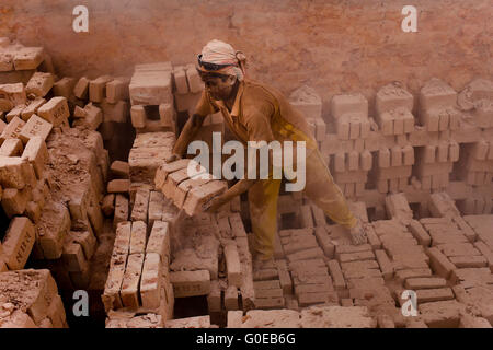 Dhaka, Bangladesh. 1er mai 2016. Aujourd'hui est la Journée internationale du Travail, mais les travailleurs sont toujours travailler dans un local brickfield. Aucun des travailleurs ici savoir sur jour de mai. Ils savent seulement qu'ils doivent travailler dur pour gagner leur vie. © Mohammad Ponir Hossain/ZUMA/Alamy Fil Live News Banque D'Images