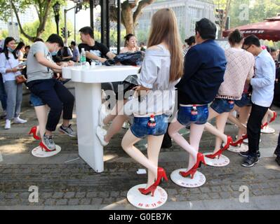 Nanjing, Jiangsu Province de la Chine. Apr 30, 2016. Les gens s'assoient sur des tabourets en forme de jambe de prendre un repos à Nanjing, capitale de la province de Jiangsu, Chine orientale, le 30 avril 2016. © Liu Jianhua/Xinhua/Alamy Live News Banque D'Images