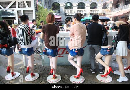 Nanjing, Jiangsu Province de la Chine. Apr 30, 2016. Les gens s'assoient sur des tabourets en forme de jambe de prendre un repos à Nanjing, capitale de la province de Jiangsu, Chine orientale, le 30 avril 2016. © Liu Jianhua/Xinhua/Alamy Live News Banque D'Images