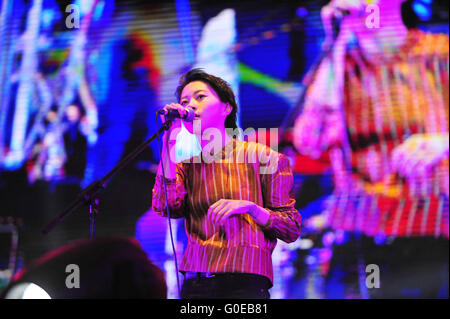 Beijing, Chine, province de Hebei. Apr 30, 2016. Singer Leah Dou effectue au cours de la fête de la musique en fraises Comté Albert Premier, la Chine du nord dans la province du Hebei, le 30 avril 2016. Credit : Xiao Xiao/Xinhua/Alamy Live News Banque D'Images