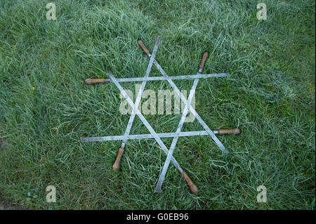 Wimbledon Common, London UK. 1er mai 2016. La demoiselle de déshonneur Wimbledon Hommes Morris dance au lever du soleil le jour matin à 05.30h sur un misty et frosty Wimbledon Common. Credit : Malcolm Park editorial/Alamy Live News. Banque D'Images