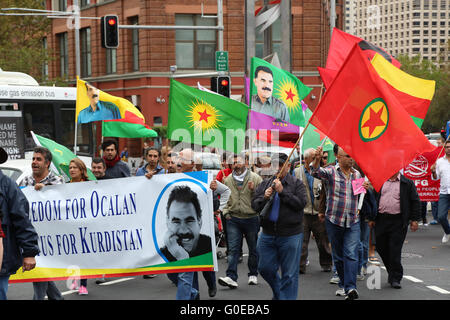 Sydney, Australie. 1 mai 2016. Le jour annuel du mois de mai a commencé en mars Belmore Park, près de la gare centrale et passe le long de Broadway au parc Victoria, Camperdown. Différents syndicats de travailleurs et d'autres organisations de gauche et des groupes ont pris part. Sur la photo : Banner se lit, "Liberté pour Öcalan. Condition pour le Kurdistan". Crédit : Richard Milnes/Alamy Live News Banque D'Images