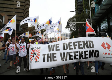 Sydney, Australie. 1 mai 2016. Le jour annuel du mois de mai a commencé en mars Belmore Park, près de la gare centrale et passe le long de Broadway au parc Victoria, Camperdown. Différents syndicats de travailleurs et d'autres organisations de gauche et des groupes ont pris part. Sur la photo : "Nous défendons le week-end' bannière. Crédit : Richard Milnes/Alamy Live News Banque D'Images