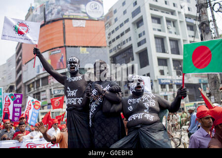 Dhaka, Dhaka, Bangladesh. 1er mai 2016. Mai 01, 2016 Dhaka, Bangladesh Bangladesh" '' du travail personnes participent à un rassemblement enchaîné lui-même au cours de la fête du Travail à Dhaka. Des milliers de travailleurs de diverses professions ont assisté à divers rallyes exiger leurs droits, y compris la sécurité, un salaire mensuel minimum et de l'égalité de salaire pour un travail égal. © K M Asad/ZUMA/Alamy Fil Live News Banque D'Images