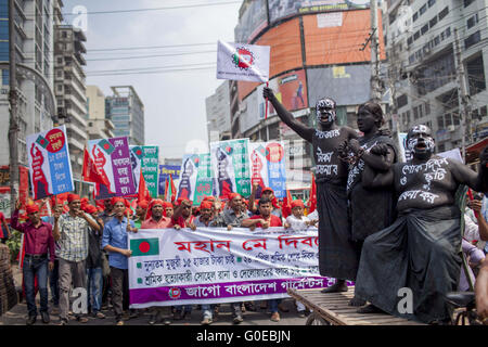 Dhaka, Dhaka, Bangladesh. 1er mai 2016. Mai 01, 2016 Dhaka, Bangladesh Bangladesh" '' du travail personnes participent à un rassemblement enchaîné lui-même au cours de la fête du Travail à Dhaka. Des milliers de travailleurs de diverses professions ont assisté à divers rallyes exiger leurs droits, y compris la sécurité, un salaire mensuel minimum et de l'égalité de salaire pour un travail égal. © K M Asad/ZUMA/Alamy Fil Live News Banque D'Images