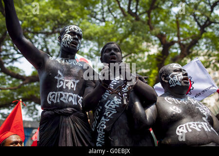 Dhaka, Dhaka, Bangladesh. 1er mai 2016. Mai 01, 2016 Dhaka, Bangladesh Bangladesh" '' du travail personnes participent à un rassemblement enchaîné lui-même au cours de la fête du Travail à Dhaka. Des milliers de travailleurs de diverses professions ont assisté à divers rallyes exiger leurs droits, y compris la sécurité, un salaire mensuel minimum et de l'égalité de salaire pour un travail égal. © K M Asad/ZUMA/Alamy Fil Live News Banque D'Images