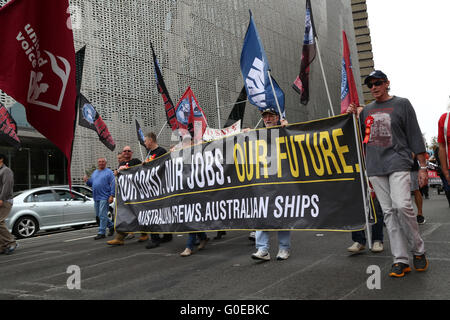 Sydney, Australie. 1 mai 2016. Le jour annuel du mois de mai a commencé en mars Belmore Park, près de la gare centrale et passe le long de Broadway au parc Victoria, Camperdown. Différents syndicats de travailleurs et d'autres organisations de gauche et des groupes ont pris part. Sur la photo : "les équipes d'Australie. Des navires australiens détenus par bannière marcheurs sur Broadway. Crédit : Richard Milnes/Alamy Live News Banque D'Images