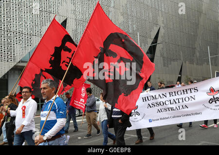 Sydney, Australie. 1 mai 2016. Le jour annuel du mois de mai a commencé en mars Belmore Park, près de la gare centrale et passe le long de Broadway au parc Victoria, Camperdown. Différents syndicats de travailleurs et d'autres organisations de gauche et des groupes ont pris part. Sur la photo : Che Guevara drapeaux et 'Association de défense des droits de l'Australie' banner détenues par des marcheurs sur Broadway. Crédit : Richard Milnes/Alamy Live News Banque D'Images