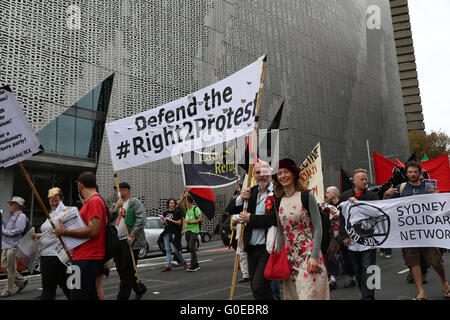 Sydney, Australie. 1 mai 2016. Le jour annuel du mois de mai a commencé en mars Belmore Park, près de la gare centrale et passe le long de Broadway au parc Victoria, Camperdown. Différents syndicats de travailleurs et d'autres organisations de gauche et des groupes ont pris part. Sur la photo : "défendra le droit de protestation' # 2bannière détenus par les manifestants sur Broadway. Crédit : Richard Milnes/Alamy Live News Banque D'Images