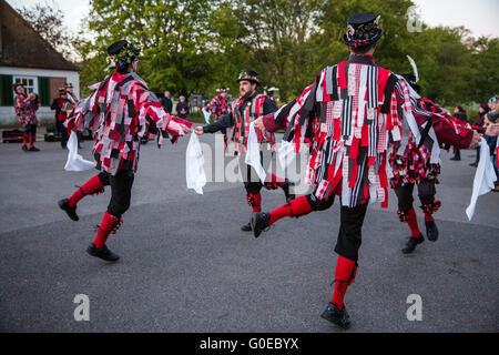 Runnymede, UK. 1er mai 2016. Datchet Morris Men pour fournir un affichage de la danse morris traditionnelle à l'aube du jour de mai. Credit : Mark Kerrison/Alamy Live News Banque D'Images