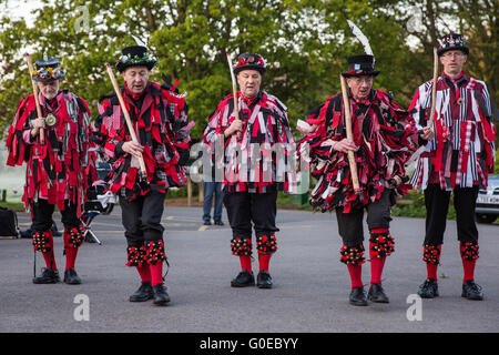 Runnymede, UK. 1er mai 2016. Datchet Morris Men pour fournir un affichage de la danse morris traditionnelle à l'aube du jour de mai. Credit : Mark Kerrison/Alamy Live News Banque D'Images