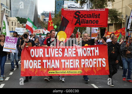 Sydney, Australie. 1 mai 2016. Le jour annuel du mois de mai a commencé en mars Belmore Park, près de la gare centrale et passe le long de Broadway au parc Victoria, Camperdown. Différents syndicats de travailleurs et d'autres organisations de gauche et des groupes ont pris part. Sur la photo : l'Oncle Ken les conserves et l'alliance socialiste avec une bannière disant, "nos vies valent plus que leurs profits". Crédit : Richard Milnes/Alamy Live News Banque D'Images