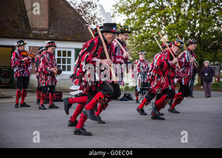 Runnymede, UK. 1er mai 2016. Datchet Morris Men pour fournir un affichage de la danse morris traditionnelle à l'aube du jour de mai. Credit : Mark Kerrison/Alamy Live News Banque D'Images