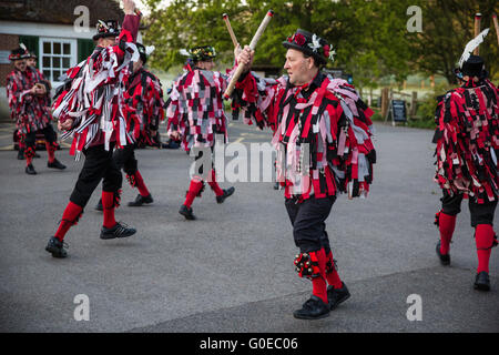 Runnymede, UK. 1er mai 2016. Datchet Morris Men pour fournir un affichage de la danse morris traditionnelle à l'aube du jour de mai. Credit : Mark Kerrison/Alamy Live News Banque D'Images