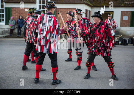 Runnymede, UK. 1er mai 2016. Datchet Morris Men pour fournir un affichage de la danse morris traditionnelle à l'aube du jour de mai. Credit : Mark Kerrison/Alamy Live News Banque D'Images