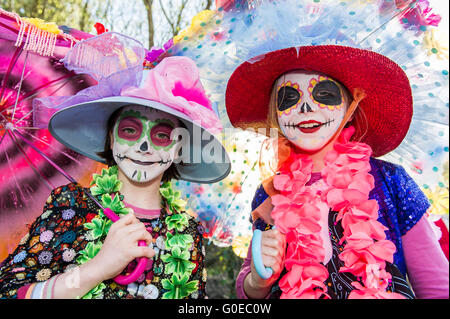 Ballydehob, Irlande. 30 avril 2016. Habillé et visages peints pour le Festival de Jazz de Ballydehob 'Jour des Morts' Jazz style Nouvelle Orléans à thème funérailles étaient Amy Catalina-Wilde de Schull et Olwyn McGrath de Ballydehob. Credit : Andy Gibson/Alamy Live News Banque D'Images